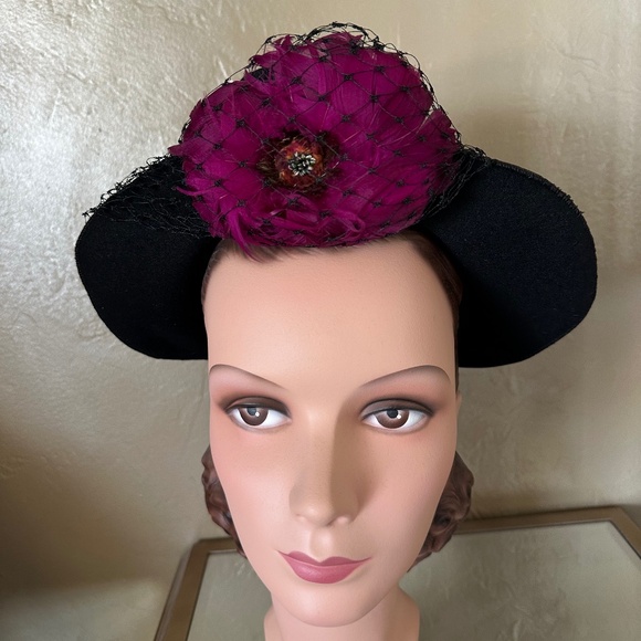 PRETTY 1940s\' BLACK FELT HAT WITH FUCHSIA FEATHER \